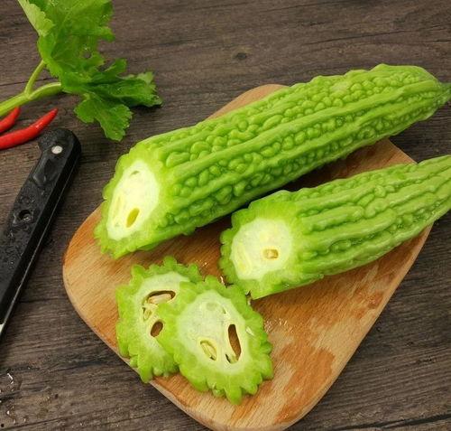 维族人吃瓜视频,瓜果飘香中的民族美食文化