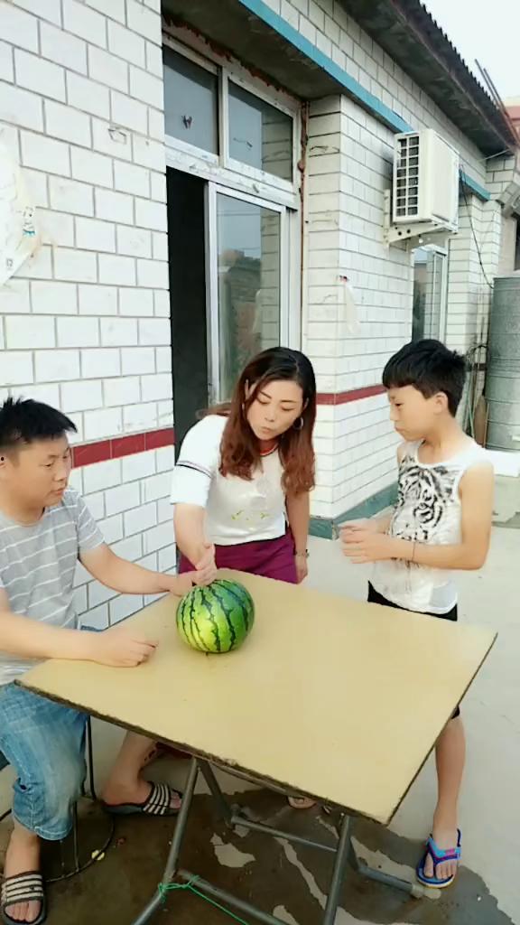 吃瓜儿子抓母亲视频,引发网友热议