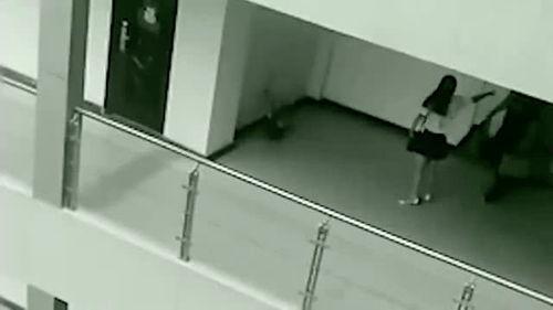 监控拍下的吃瓜视频,瓜田里的欢乐瞬间