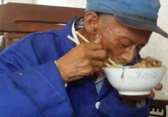 大爷端着碗吃瓜视频大全,趣味横生视频大盘点