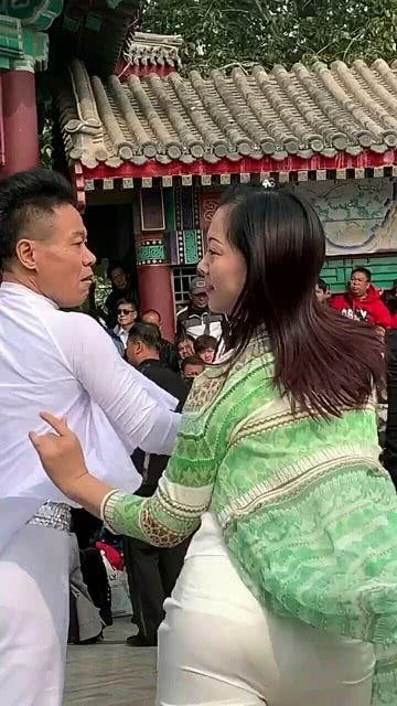 广场舞吃瓜视频,揭秘舞蹈中的欢乐与争议
