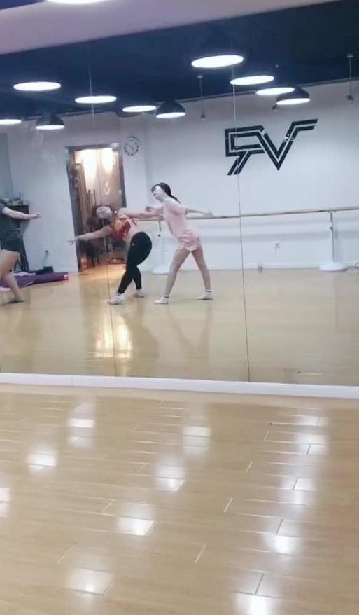 女孩吃瓜后跳舞视频,女孩吃瓜后欢乐舞蹈瞬间