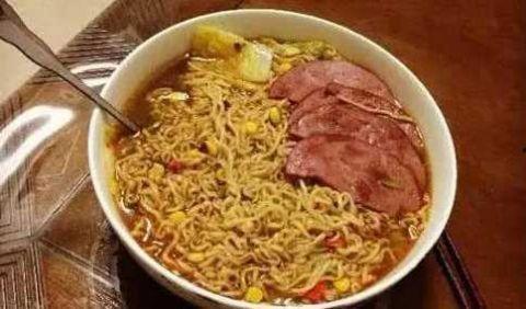 疏疏视频吃瓜吃泡面,泡面吃瓜，趣味横生的美食娱乐时光