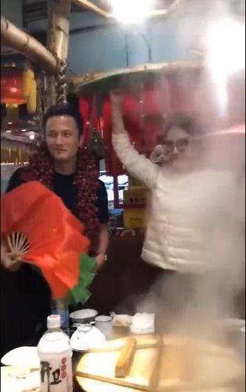 二人转小胖吃瓜的视频,笑料百出，趣味横生